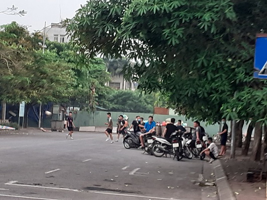 Nhiều thanh niên tụ tập tại khu đất trống chơi thể thao tại phường Thượng Thanh.